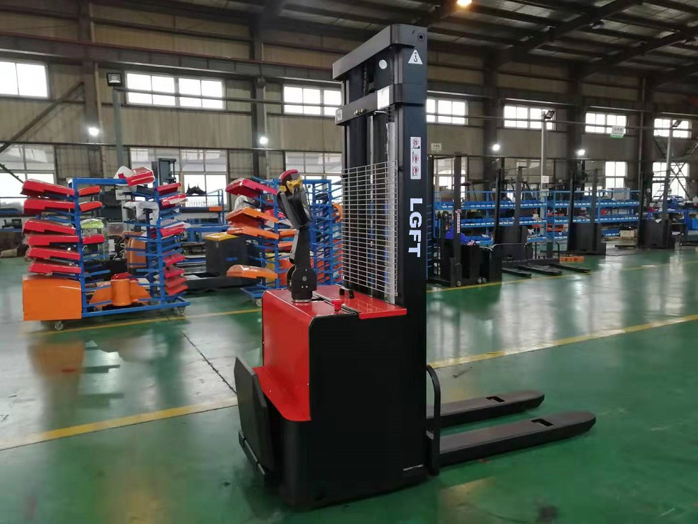 1.5 tons stand on electric stacker