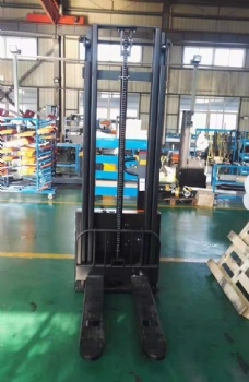 1.5 tons electric stacker